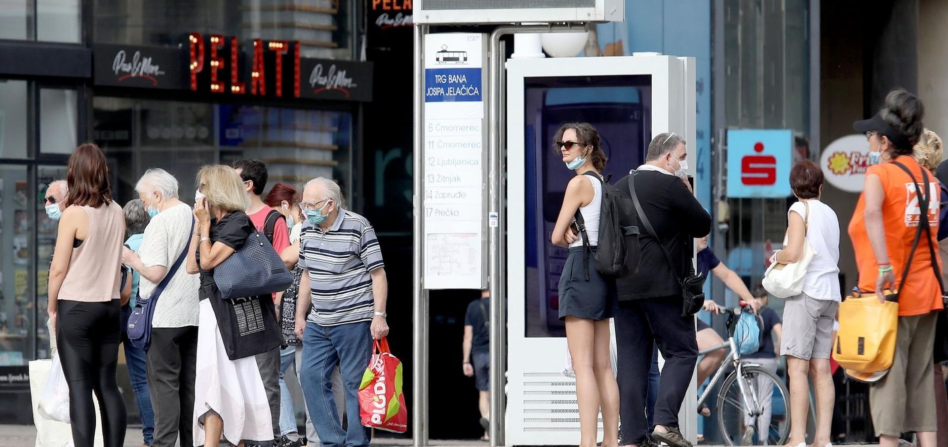 26.08.2020., Zagreb - Dok se u vecem broju zemalja raspravalja o opravdanosti nosenja zastitnih maski na otvorenom znacajan broj Zagrepcana, pogotovo starije dobi, tu naviku je vec prihvatio.
Photo: Patrik Macek/PIXSELL