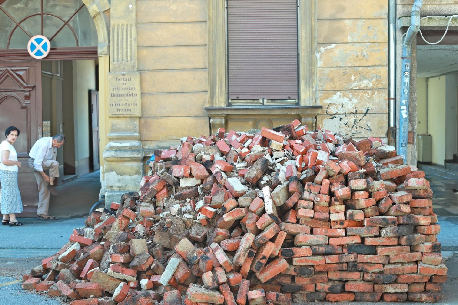 27.07.2020., Zagreb - Velika kolicina cigle poslozena je u Dalmatinskoj ulici br. 9. Photo: Sanjin Strukic/PIXSELL