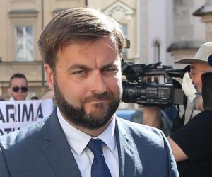 27.08.2020., Zagreb - Ministar gospodarstva i odrzivog razvoja Tomislav Coric dolazi na sjednicu Vlade RH. Ispred Banskih dvora docekali su clanovi Foruma mladih SDP-a s transparentom "Prodali ste INA-u  Madajrima, dok nasi ljudi dobivaju otkaze". Photo: Zeljko Lukunic/PIXSELL