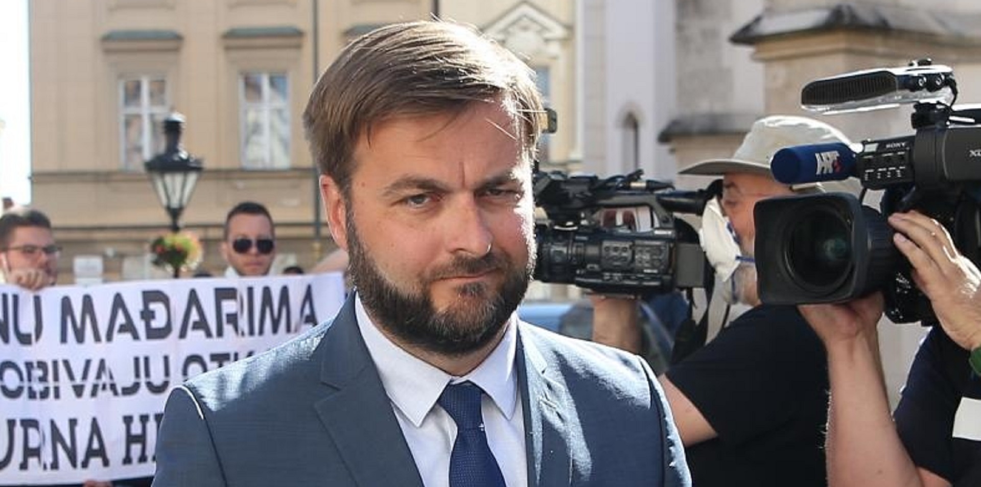 27.08.2020., Zagreb - Ministar gospodarstva i odrzivog razvoja Tomislav Coric dolazi na sjednicu Vlade RH. Ispred Banskih dvora docekali su clanovi Foruma mladih SDP-a s transparentom "Prodali ste INA-u  Madajrima, dok nasi ljudi dobivaju otkaze". Photo: Zeljko Lukunic/PIXSELL