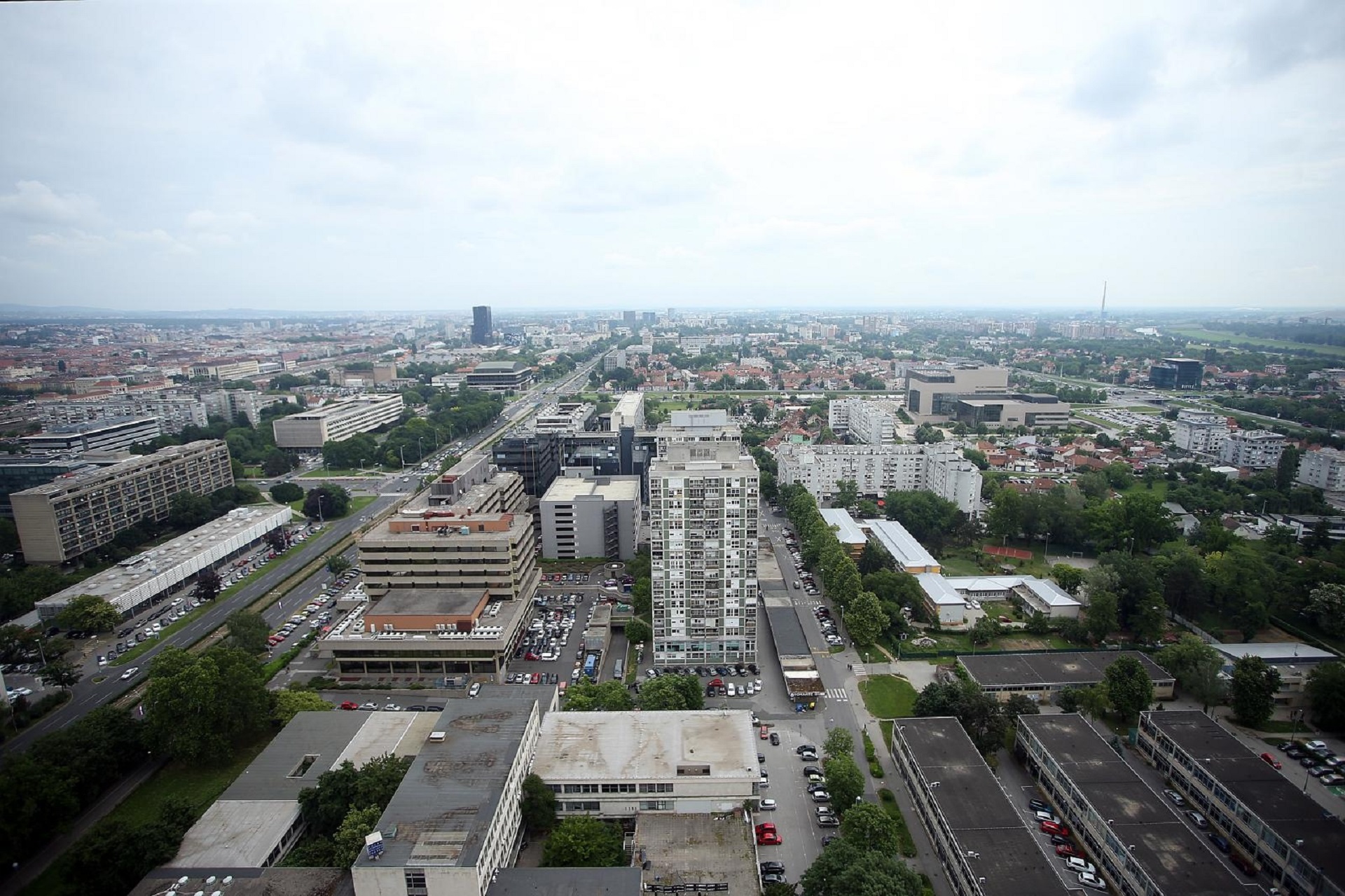 24.05.2018., Zagreb - Pogled na panoramu Zagreba sa zadnjeg kata nebodera Eurotower. Vrbik, Nacionalna i sveucilisna knjiznica u Zagrebu, NSK, Zagrebacki holding, Gradsko poglavarstvo, Koncerna dvorana Vatroslava Lisinskog. 
Photo: Goran Stanzl/PIXSELL