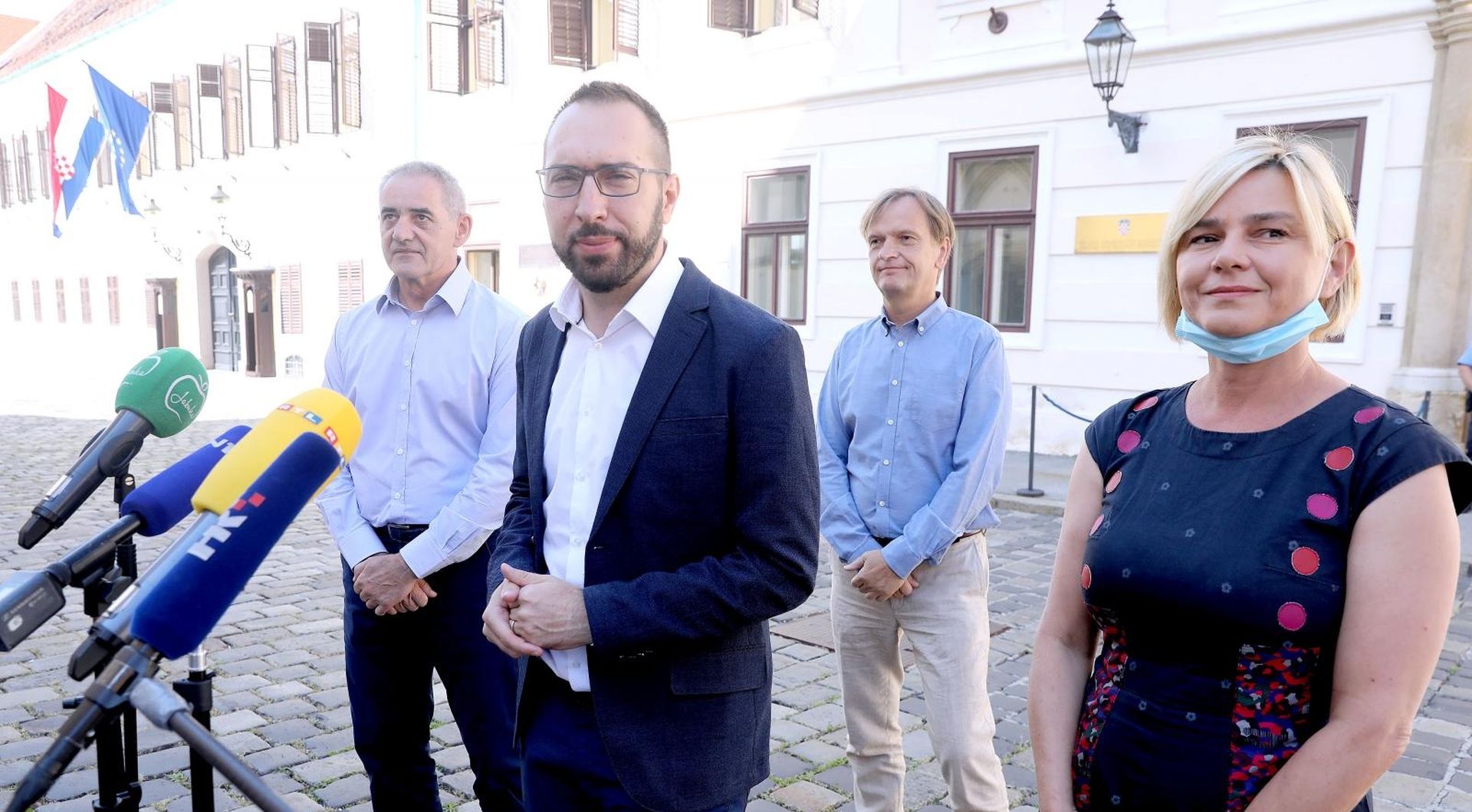 28.08.2020., Zagreb - Saborski zastupnici politicke platforme Mozemo odrzali su ispred Banskih dvora konferenciju za medije o konacnom prijedlogu Zakona o obnovi zgrada ostecenih u potresu na podrucju Zagreba i okolice. Damir Bakic, Vili Matula, Tomislav Tomasevic, Sandra Bencic Photo: Patrik Macek/PIXSELL