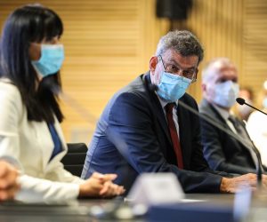 28.08.2020., Zagreb,NSK - Svecano potpisivanje dva Ugovora o dodjeli bespovratnih sredstava za provedbu druge faze programa "e-Skole: Razvoj sustava digitalno zrelih skola (II. faza)", ukupne vrijednosti vise od 1,3 milijarde kuna. Potpisivanju su prisustvovali Natasa Tramisak, ministrica regionalnog razvoja i fondova Europske unije, prof.dr.sc. Radovan Fuchs, ministar znanosti i obrazovanja Josip Aladrovic, ministar rada, mirovinskoga sustava, obitelji i socijalne politike Tomislav Petric, ravnatelj Sredisnje agencije za financiranje i ugovaranje Goran Kezunovic, ravnatelj Hrvatske akademske i istrazivacke mreze - CARNET Andrijana Prskalo Macek, zamjenica ravnatelja CARNET-a i voditeljica programa e-Skole.

Photo: Jurica Galoic/PIXSELL