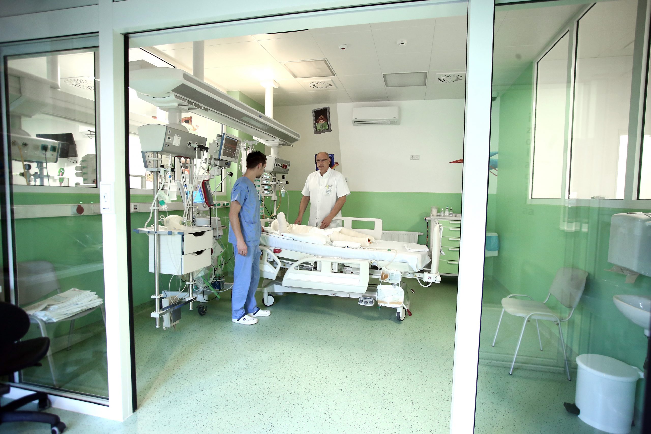 28.11.2016., Zagreb - Klinika za djecje bolesti Zagreb. Voditelj Hitne kirurske sluzbe dr. med. Zoran Barcot specijalist djecje kirurgije sa djecakom koji je opecen prilikom penjanja na vagon. Odjel za opekline i plasticnu kirurgiju. 
Photo: Sanjin Strukic/PIXSELL