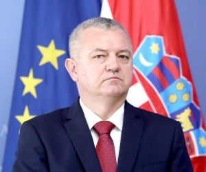 29.06.2020., Zagreb - Na konferenciji za medije odrzanoj u Banskim dvorima premijer Andrej Plenkovic i ministri Darko Horvat i Josip Aladrovic izvijestili su o rezultatima mjera potpore za ocuvanje radnih mjesta tijekom krize radi pandemije COVID-19 te najaviti mjere koje se odnose na skraceno radno vrijeme, samozaposljavanje i pomoc mikropoduzetnicima u borbi protiv posljedica pandemije. Darko Horvat. 
Photo: Patrik Macek/PIXSELL