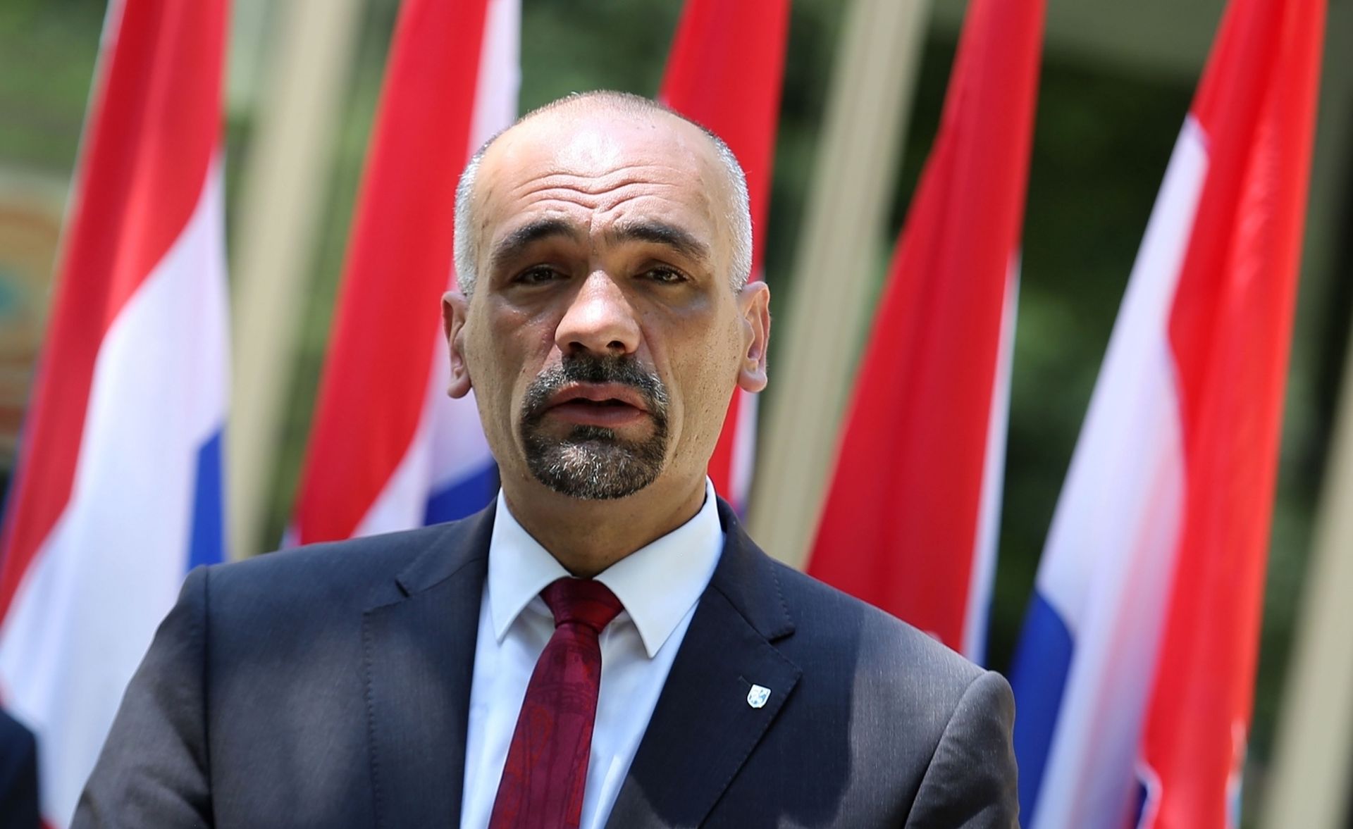 30.07.2020., Knin - Ispred Gradskog poglavarstva Grada Knina odrzana je konferencija za medije povodom obiljezavanja 25. obljetnice VRO Oluja. Na konferenciji za medije sudjelovali su clanovi Organizacijskog odbora za obiljezavanje Dana pobjede i domovinske zahvalnosti, Dana hrvatskih branitelja i 25. obljetnice vojno redarstvene operacije Oluja - predstavnici Ministarstva obrane, Ministarstva unutarnjih poslova, Ministarstva hrvatskih branitelja, Grada Knina, Sibensko-kninske zupanije i Hrvatskog zavoda za javno zdravstvo koji je prezentirao tijek priprema i program sredisnje svecanosti koja ce se odrzati 5. kolovoza 2020. u Kninu. Marko Jelic, gradonacelnik Knina.
Photo: Dusko Jaramaz/PIXSELL
