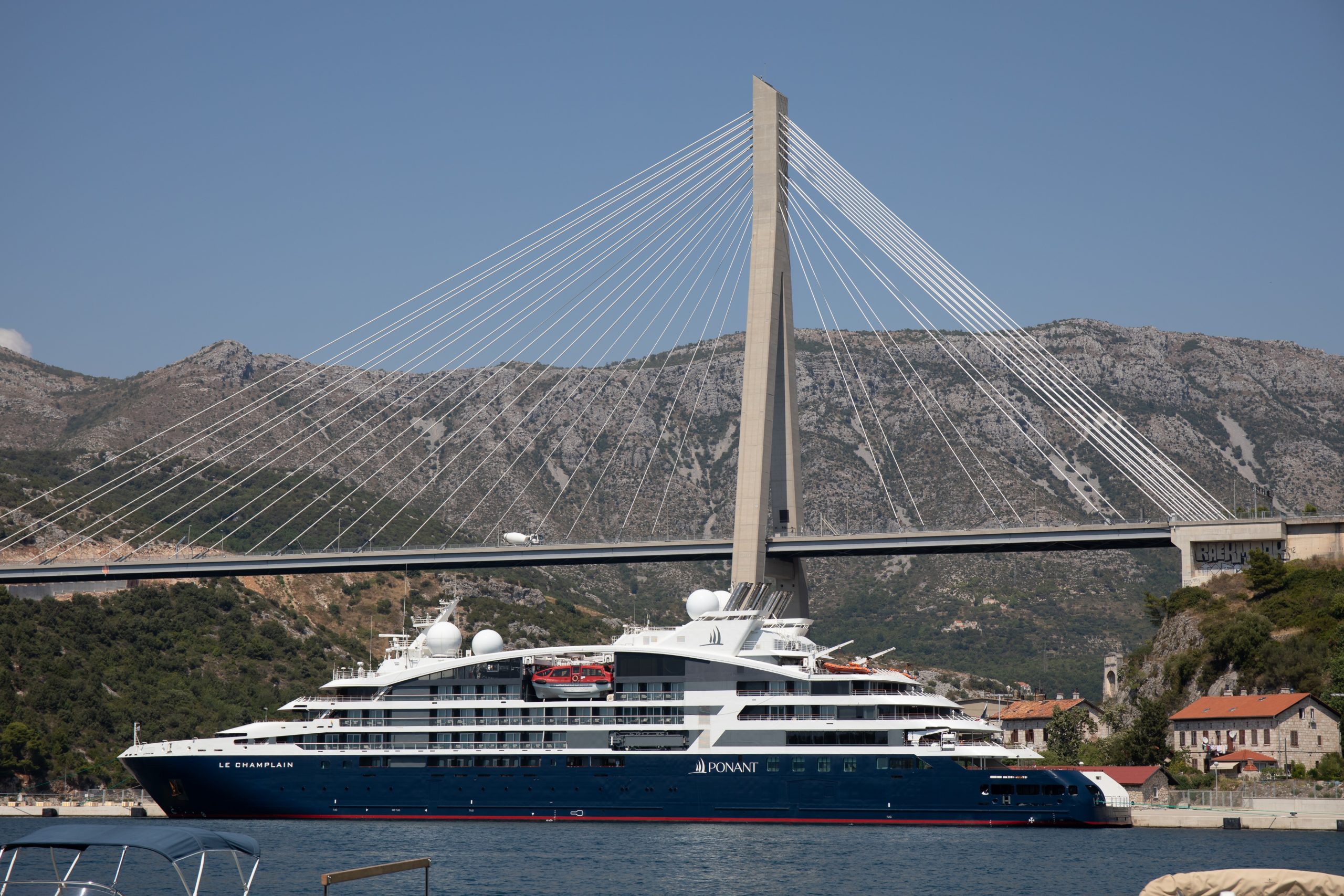 31.07.2020., Luka Gruz, Dubrovnik - U dubrovacku luku vezao se manji brod na kruznim putovanjima "Le Champlain" vlasnika brodarske kompanije Ponant , kapaciteta 174 putnika. Brod ce krstariti hrvatskim dijelom Jadrana, a putnici preko Zracne luke Dubrovnik dolaze na brod.
Photo: Grgo Jelavic/PIXSELL