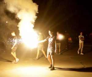 30, August, 2020, Belgrade - After the first results of the parliamentary elections, supporters of the Montenegrin opposition in Serbia gathered in front of the Serbian Parliament to celebrate the victory. Photo: Antonio Ahel/ATAImages

30, avgust , 2020, Beograd - Simpatizeri opozicije Crne Gore u Srbiji po dobijanju prvih rezultata parlamentarnih izbora okupili su se ispred Skupstine Srbije da proslave pobedu . Photo: Antonio Ahel/ATAImages