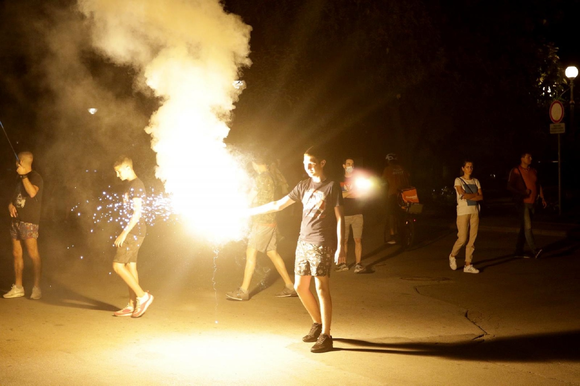 30, August, 2020, Belgrade - After the first results of the parliamentary elections, supporters of the Montenegrin opposition in Serbia gathered in front of the Serbian Parliament to celebrate the victory. Photo: Antonio Ahel/ATAImages

30, avgust , 2020, Beograd - Simpatizeri opozicije Crne Gore u Srbiji po dobijanju prvih rezultata parlamentarnih izbora okupili su se ispred Skupstine Srbije da proslave pobedu . Photo: Antonio Ahel/ATAImages