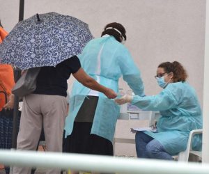 31.08.2020., Sibenik - Unatoc kisi epidemiolozi pred sibenskom bolnicom strpljivo uzimaju uzorke za testiranje od virusa Covid 19.
Photo: Hrvoje Jelavic/PIXSELL