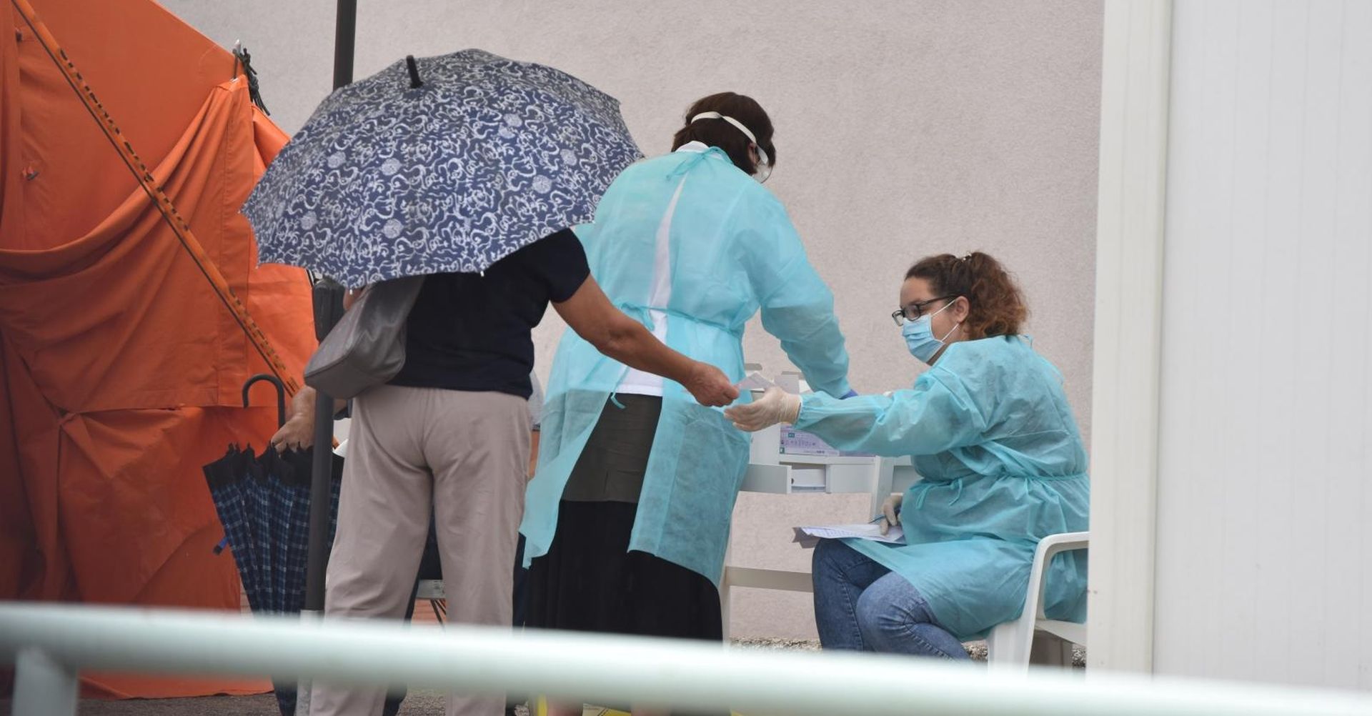 31.08.2020., Sibenik - Unatoc kisi epidemiolozi pred sibenskom bolnicom strpljivo uzimaju uzorke za testiranje od virusa Covid 19.
Photo: Hrvoje Jelavic/PIXSELL