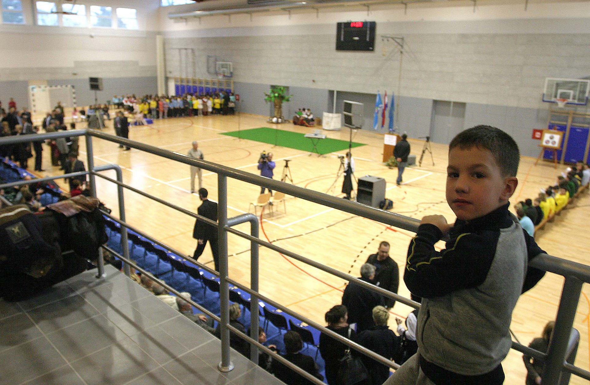 Malinska, 21.01.2009. - kolsku portsku dvoranu podruène Osnovne kole Frana Krste Frankopana u Malinskoj, u koju je uloeno gotovo 27 milijuna kuna, sveèano su danas otvorili ministar mora, prometa i infrastrukture Boidar Kalmeta, primorsko-goranski upan Zlatko Komadina i naèelnik opæine Malinska - Dubanica Anton Spicijariæ. 
foto FaH/ Miljenko KLEPAC/ ua