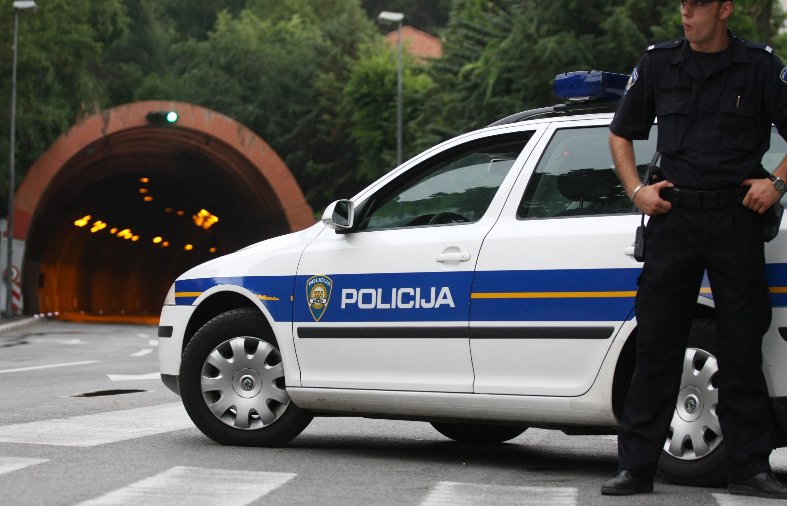 Zadar, 08.06.2012 - Arhivska fotografija do 3.7.2009. godine prikazuje pripadnika policije ispred tunela Marjan u Splitu. U tunelu Sveti Rok na autocesti A1 u smjeru Zagreba, oko 11,30 sati dogodila se prometna nesreæa pri èemu se zapalilo osobno vozilo, navode iz Policijske uprave zadarske. 
foto FaH/ ik