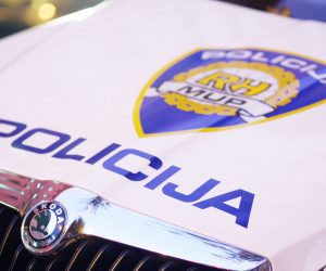 Zagreb, 20.10.2012 - (Ilustracija) Arhivska fotografija od dana 12.10.2011. godine prikazuje policijski automobil. Jutros oko 8,15 sati poginuo je pjeak u Jedoveèkoj ulici na kojega je naletjelo teretno vozilo, doznaje se iz Policijske uprave zagrebaèke. 
foto FaH/ Damir SENÈAR/ ik