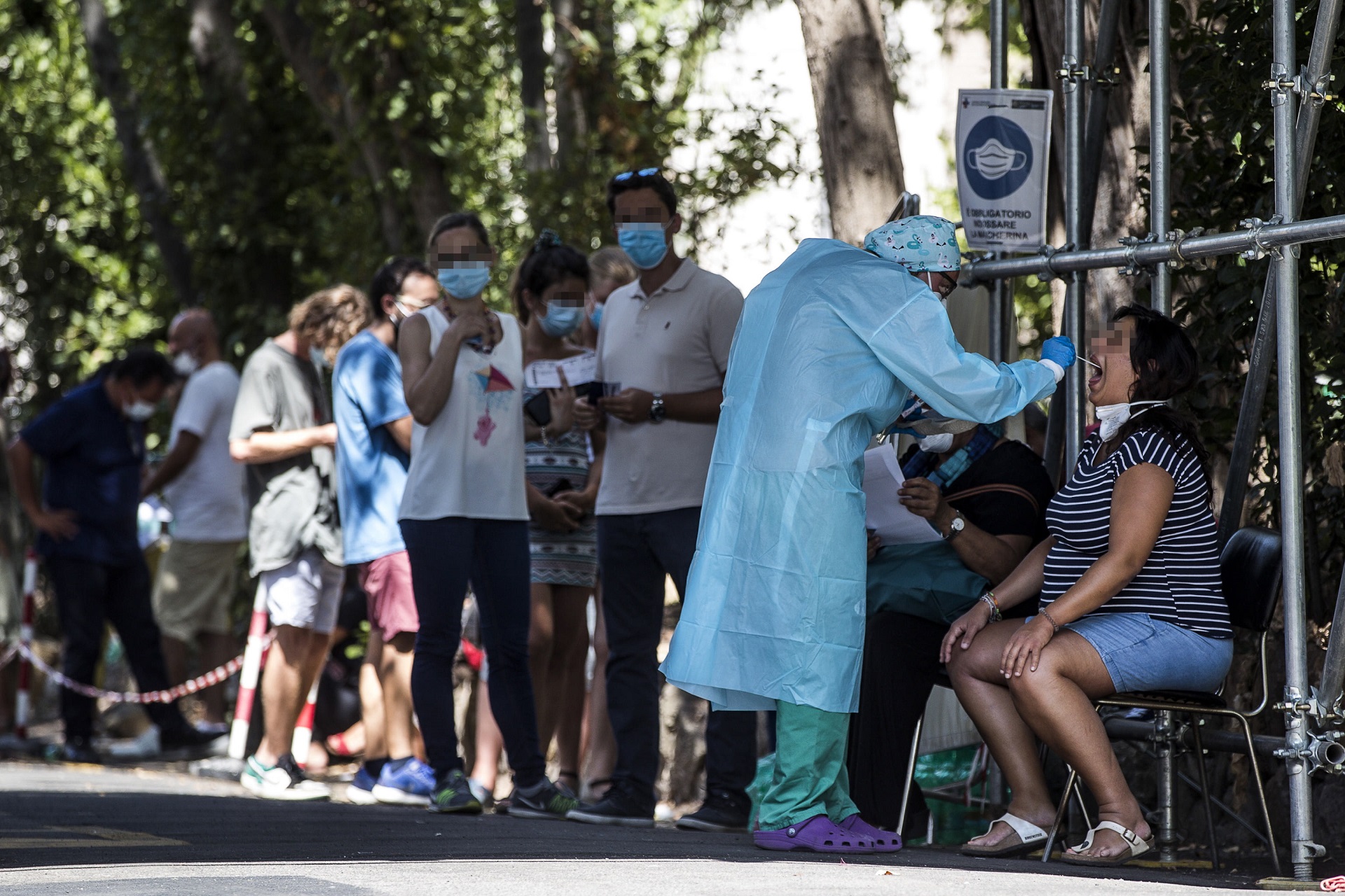 epa08607478 Motorists wait in line for their swab samples to be taken for COVID-19 testing by health workers at the drive-in of the San Giovanni hospital as recommended by the Ministry of Health for all of those who returned from areas at risk during the coronavirus emergency, in Rome, Italy, 16 August 2020. Italy has introduced mandatory coronavirus disease (COVID-19) testing for anyone arriving from Croatia, Greece, Spain and Malta in an attempt to avoid a spike of new cases.  EPA/ANGELO CARCONI -- ATTENTION EDITORS: FACE OF THE SUBJECTS PIXELATED AT SOURCE IN ACCORDANCE WITH ITALIAN LAW