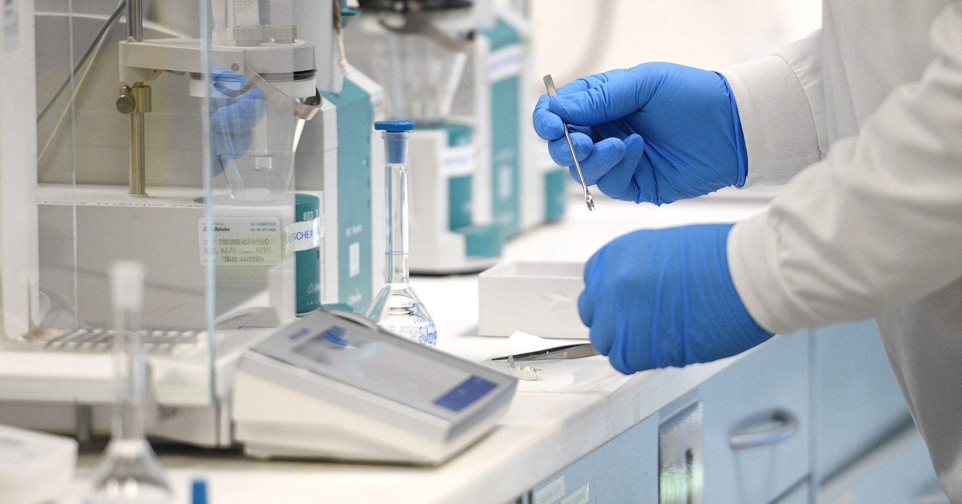 epa08612064 A general view of an analytical chemist at AstraZeneca’s headquarters in Sydney, Australia, 19 August 2020. Australian Prime Minister Scott Morrison announced Australians will be among the first in the world to receive a COVID-19 vaccine, if it proves successful, through an agreement between the government and UK-based drug company AstraZeneca.  EPA/DAN HIMBRECHTS  AUSTRALIA AND NEW ZEALAND OUT