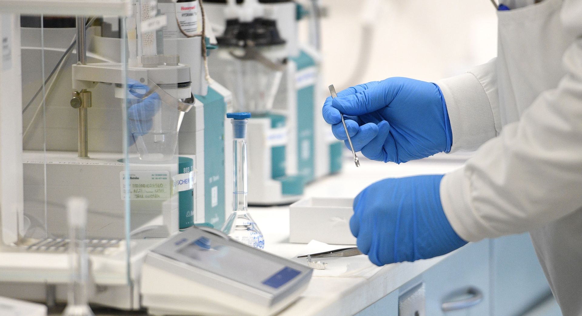 epa08612064 A general view of an analytical chemist at AstraZeneca’s headquarters in Sydney, Australia, 19 August 2020. Australian Prime Minister Scott Morrison announced Australians will be among the first in the world to receive a COVID-19 vaccine, if it proves successful, through an agreement between the government and UK-based drug company AstraZeneca.  EPA/DAN HIMBRECHTS  AUSTRALIA AND NEW ZEALAND OUT