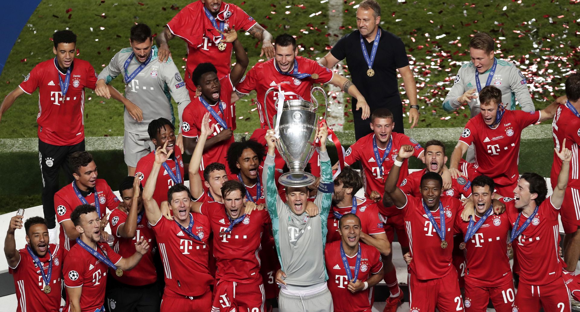 epa08620916 Bayern goalkeeper Manuel Neuer lifts the trophy as the team celebrate winning the UEFA Champions League final between Paris Saint-Germain and Bayern Munich in Lisbon, Portugal, 23 August 2020.  EPA/Manu Fernandez / POOL