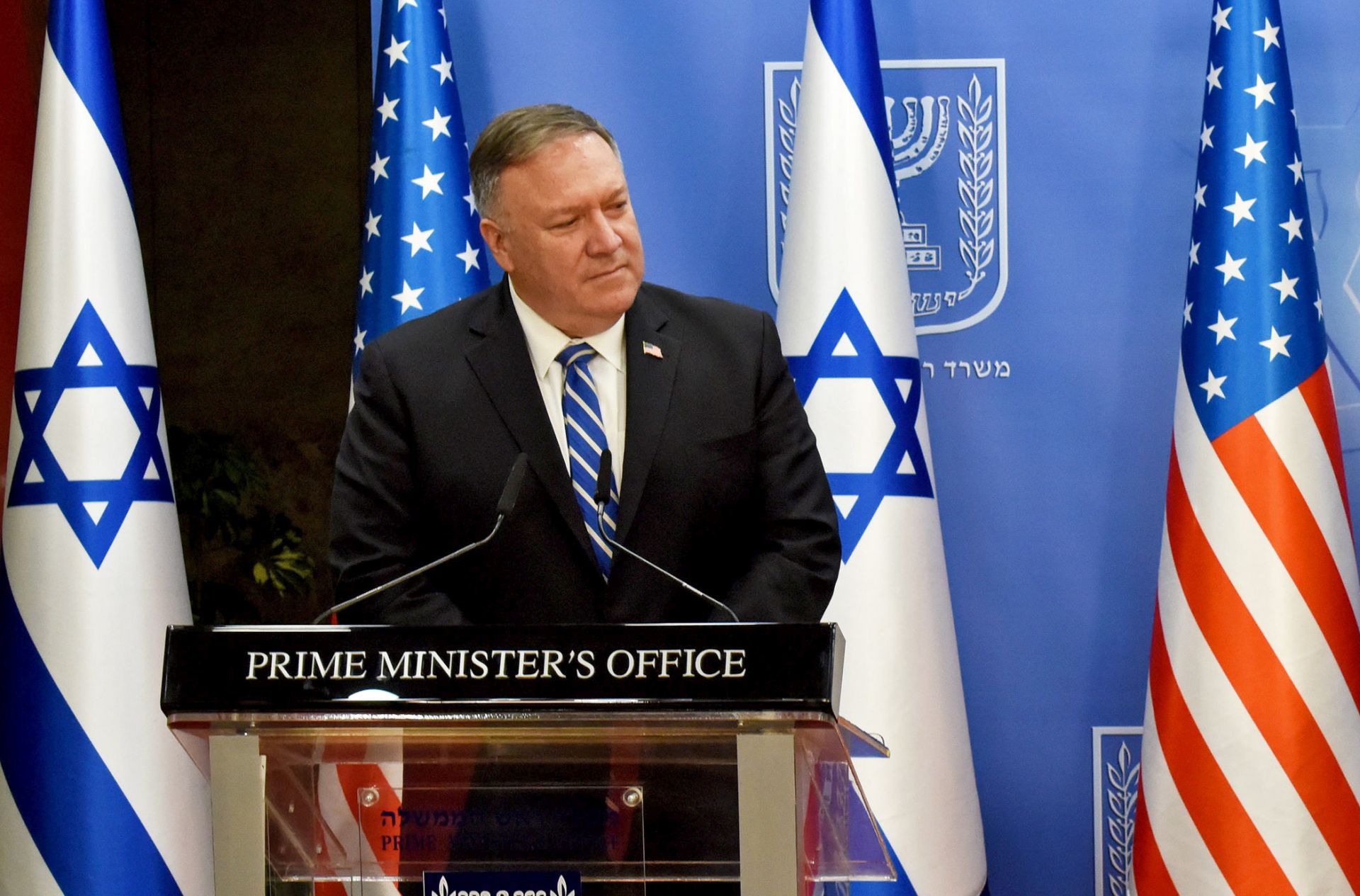 epa08621766 US Secretary of State Mike Pompeo (L) and Israeli Prime Minister Benjamin Netanyahu (R) give joint statements to the press after meeting in Jerusalem, Israel, 24 August 2020.  EPA/DEBBIE HILL / POOL