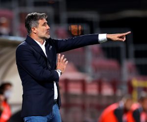 epa08627327 Dinamo Zagreb's head coach Zoran Mamic gestures during the UEFA Champions League 2nd qualifying round soccer match between CFR Cluj and Dinamo Zagreb, in Cluj Napoca, Romania, 26 August 2020.  EPA/SEBASTIAN TATARU