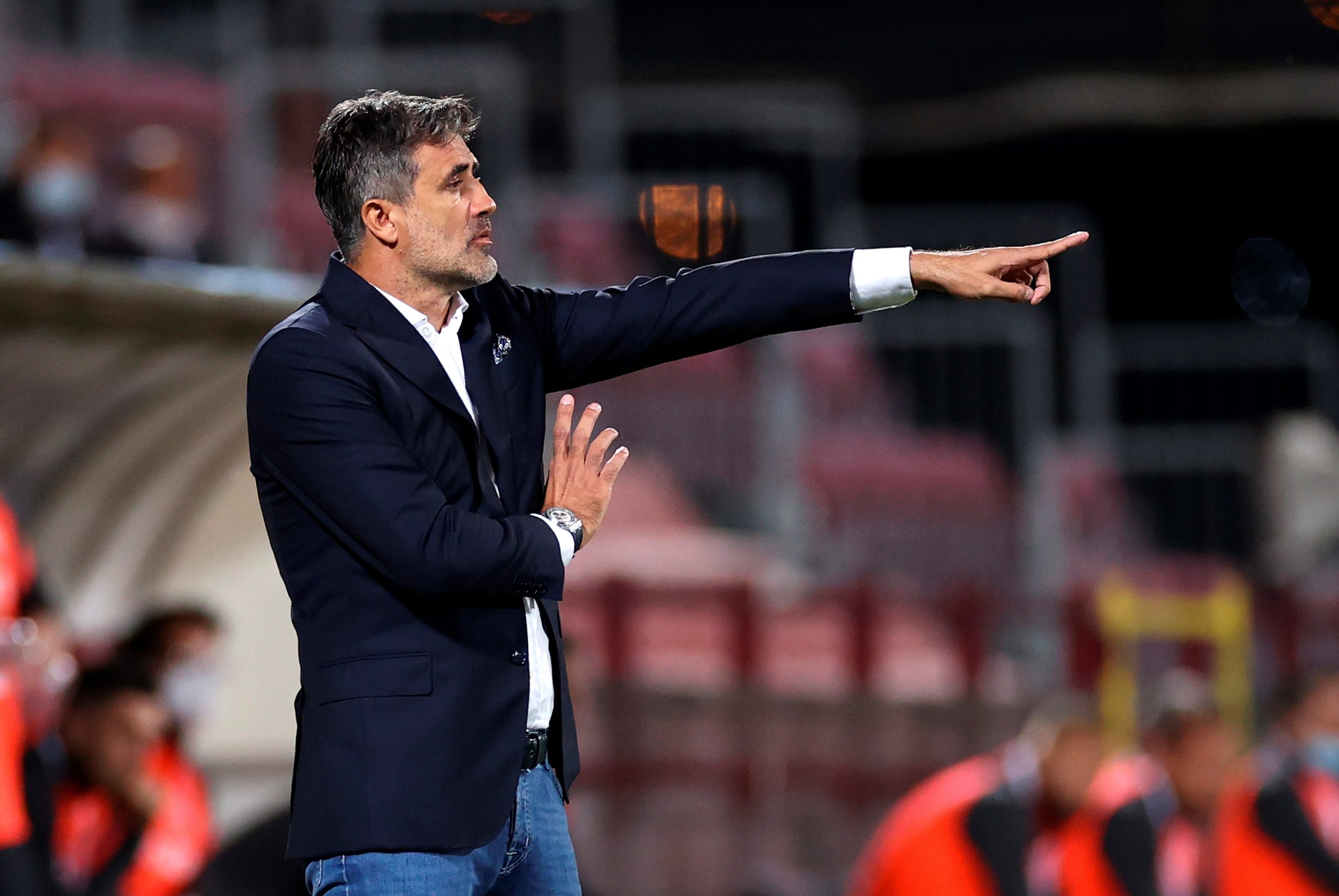 epa08627327 Dinamo Zagreb's head coach Zoran Mamic gestures during the UEFA Champions League 2nd qualifying round soccer match between CFR Cluj and Dinamo Zagreb, in Cluj Napoca, Romania, 26 August 2020.  EPA/SEBASTIAN TATARU
