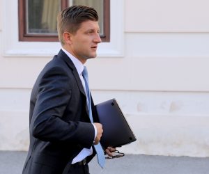Zagreb,27.08.2020. - Redovita sjednica Vlade RH. Na fotografiji ministar Zlatko MArić daje izjauvu prije početka sjednice Vlade RH.
foto HINA/  Admir BULJUBAŠIĆ/ abu