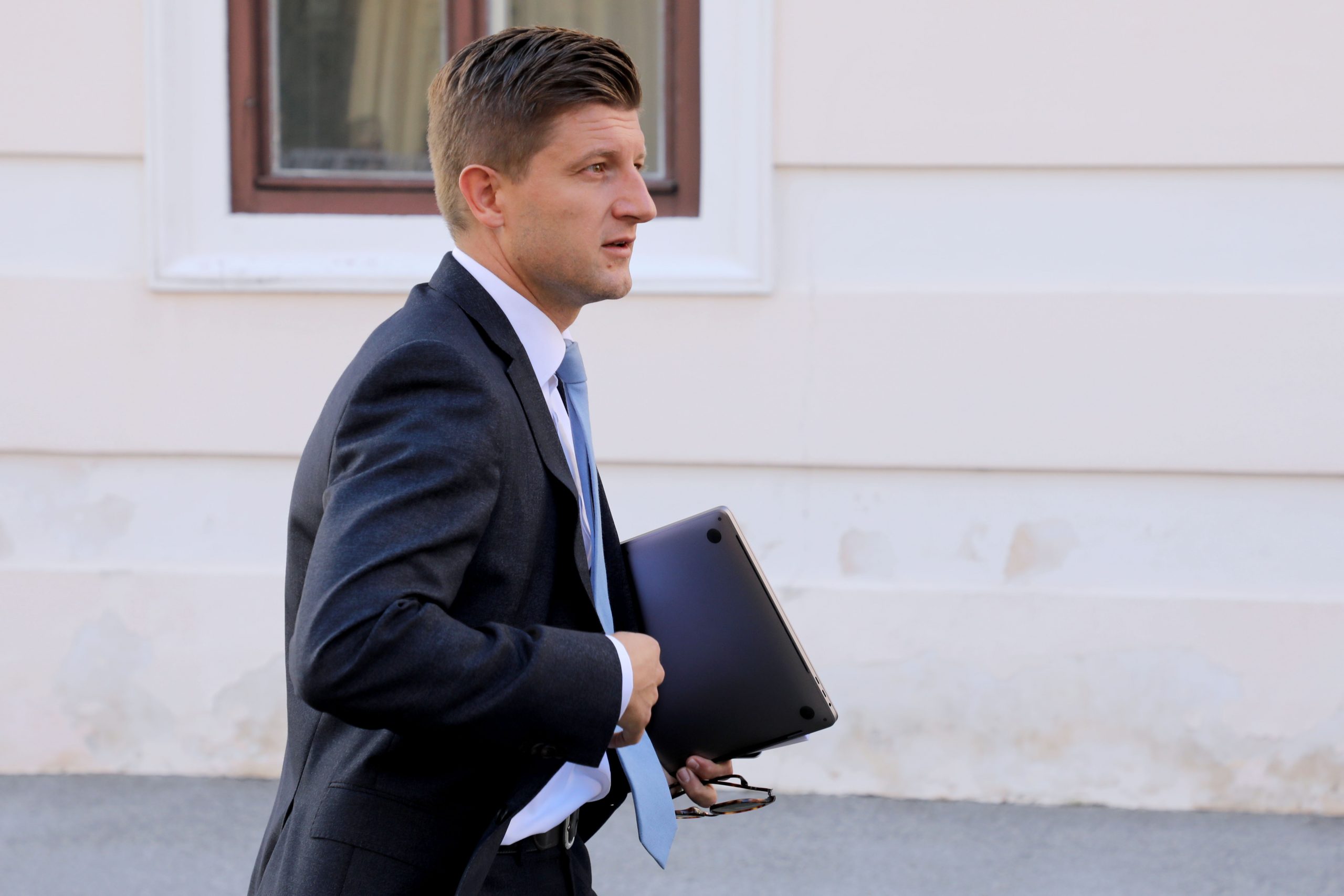 Zagreb,27.08.2020. - Redovita sjednica Vlade RH. Na fotografiji ministar Zlatko MArić daje izjauvu prije početka sjednice Vlade RH.
foto HINA/  Admir BULJUBAŠIĆ/ abu