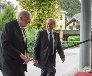 Bled, 31.8.2020 - Tradicionalni meðunarodni skup Bledski strateki forum, 15. poredu, zapoèeo je u ponedjeljak na Bledu. Na slici bivi ministar vanjskih poslova Dimitrij Rupel i ministar unutarnjih poslova Republike Slovenije Ales Hojs dolaze na skup. 
foto HINA/ STA/ Nebojsa Tejic/ ua