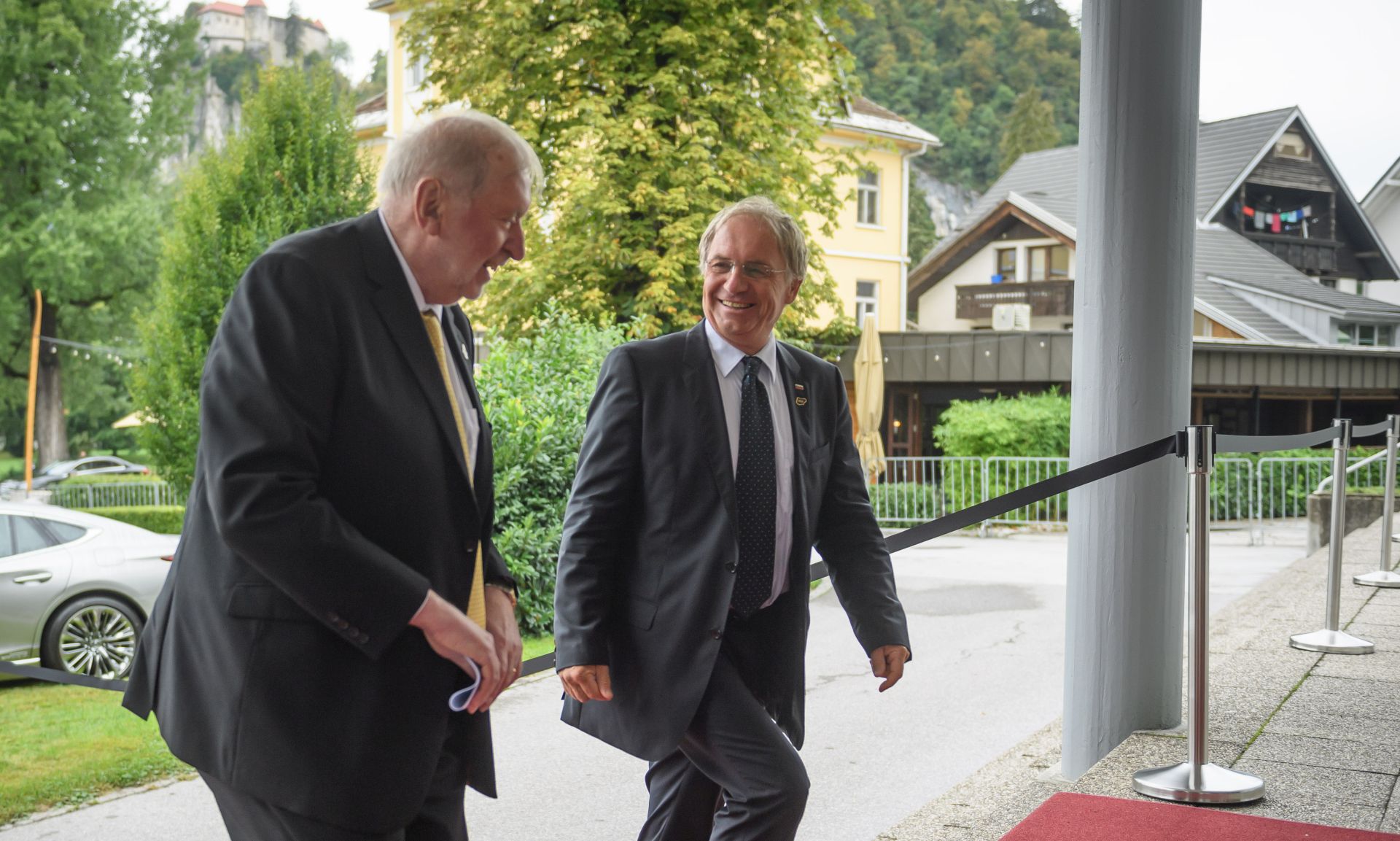 Bled, 31.8.2020 - Tradicionalni meðunarodni skup Bledski strateki forum, 15. poredu, zapoèeo je u ponedjeljak na Bledu. Na slici bivi ministar vanjskih poslova Dimitrij Rupel i ministar unutarnjih poslova Republike Slovenije Ales Hojs dolaze na skup. 
foto HINA/ STA/ Nebojsa Tejic/ ua