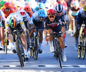 epa08637581 Australian rider Caleb Ewan (R) of Lotto Soudal sprints to win ahead of Ireland's Sam Bennett (L) of Deceuninck-Quick Step team the third stage of the Tour de France over 198km from Nice to Sisteron, southern France, 31 August 2020.  EPA/Stuart Franklin / Pool