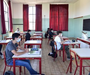 epa08638883 Students desks are spaced out as they take lessons in a classroom as remedial courses begin with the new anti-Covid measures at the Amedeo Avogadro Institute in Turin, Italy, 01 September 2020. Ahead of the 14 September reopening, schools are reopening for catch-up classes for students who didn't make the grade in the summer. Schools will reopen with single-pupil desks, facemasks, distancing and stringent transport rules.  EPA/ALESSANDRO DI MARCO