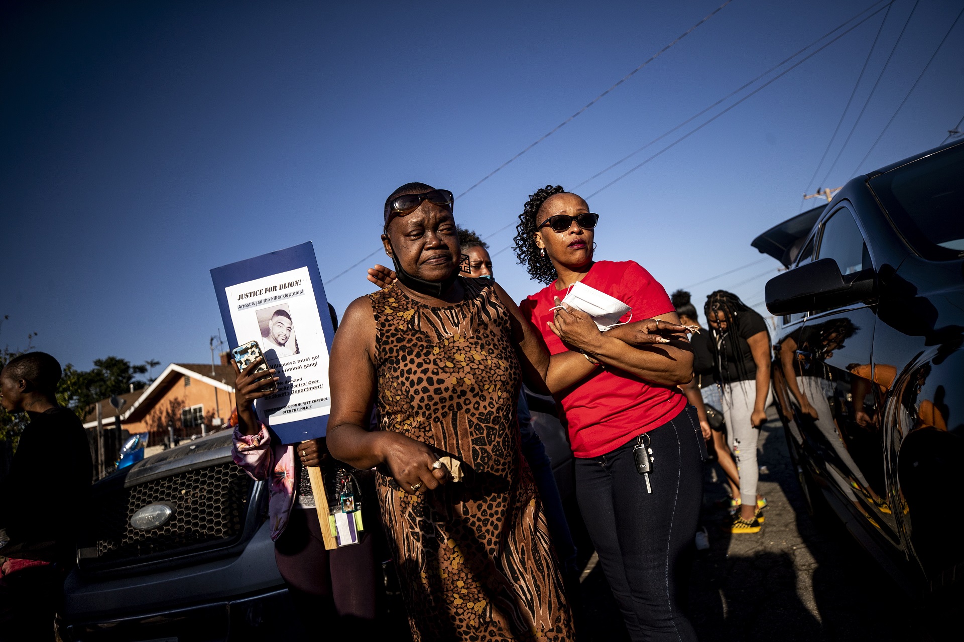 epa08640524 Dijon Kizzee's aunt Debra Ray (L) cries where Dijon Kizzee was shot by two sheriff deputies in Westmont, Los Angeles, California, USA, 01 September 2020. Dijon Kizzee, a 29-year-old Black man, was shot 20 times in the back by Los Angeles police officers after being stopped for a bicycle violation on 31 August 2020.  EPA/ETIENNE LAURENT
