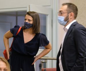 Zagreb, 02.09.2020. - Predsjednik Hrvatskoga sabora Gordan Jandroković, na zahtjev Vlade, sazvao je dvotjednu izvanrednu sjednicu kako bi se čim prije donio zakon o obnovi zgrada oštećenih potresom na području Zagreba, Krapinsko-zagorske i Zagrebačke županije
Na fotografiji Katarina Peović.
foto HINA/ Edvard ŠUŠAK/ es