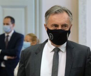 Zagreb, 02.09.2020. - Predsjednik Hrvatskoga sabora Gordan Jandroković, na zahtjev Vlade, sazvao je dvotjednu izvanrednu sjednicu kako bi se čim prije donio zakon o obnovi zgrada oštećenih potresom na području Zagreba, Krapinsko-zagorske i Zagrebačke županije
Na fotografiji Miroslav Škoro.
foto HINA/ Edvard ŠUŠAK/ es