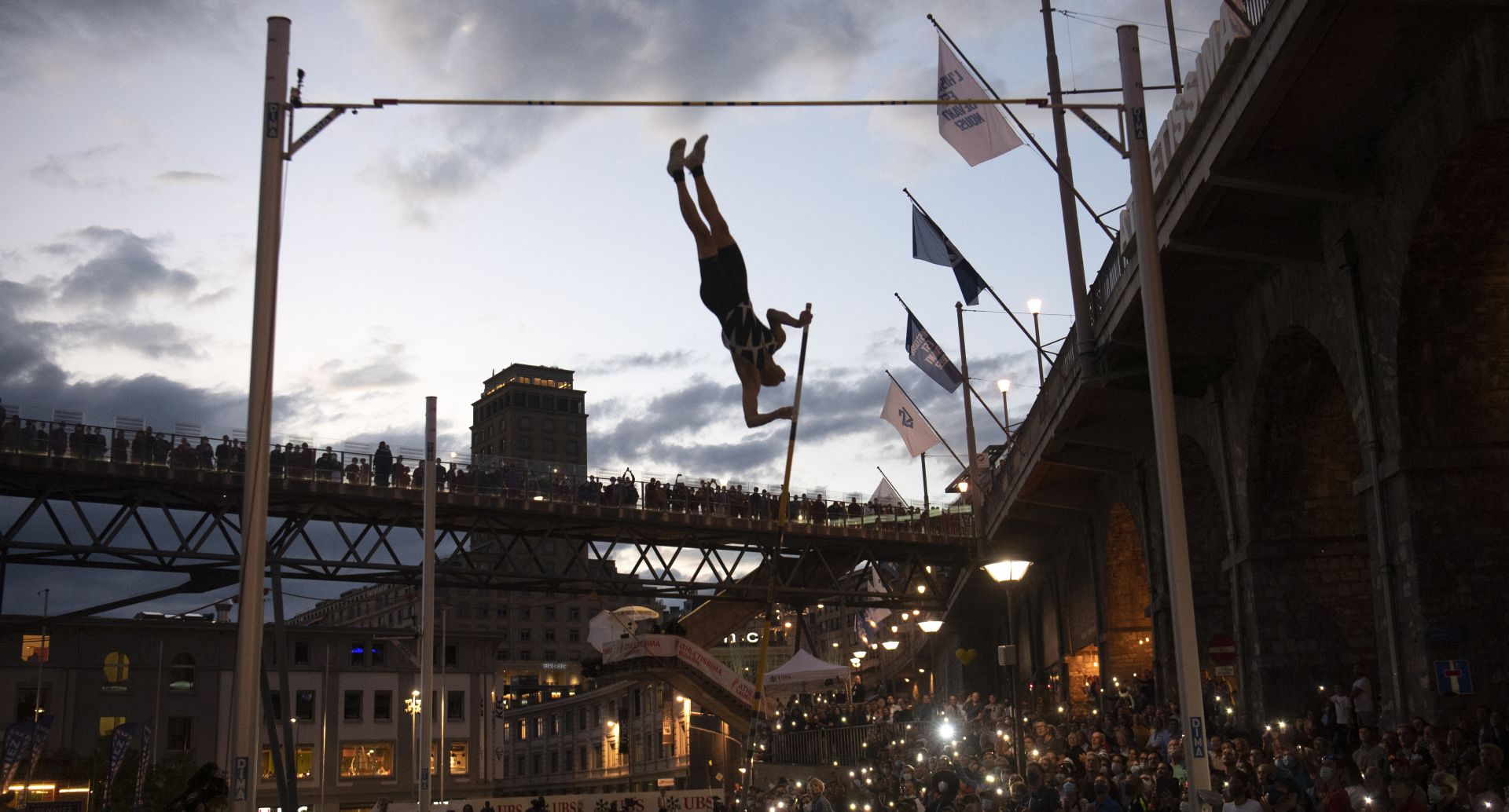epa08642258 Sam Kendricks of USA competes during the pole vault city event of the Athletissima IAAF Diamond League international athletics meeting, in Lausanne, Switzerland, Wednesday, September 2, 2020. Due to the pandemic of the coronavirus disease (COVID-19), this year's Athletissima meeting organize only the so-called 'City Event', an edition of Athletissima reserved exclusively for pole vault organised in the city centre and in front of 1000 spectators.  EPA/LAURENT GILLIERON