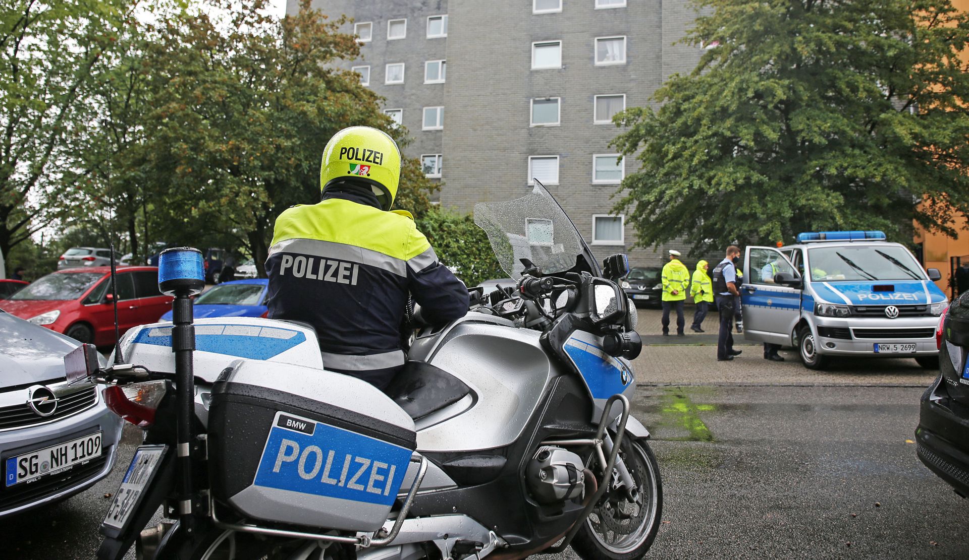 03 September 2020, North Rhine-Westphalia, Solingen: Police present outside an apartment building, where a 27-year-old mother is said to have killed five children in Solingen. Photo: Oliver Berg/dpa