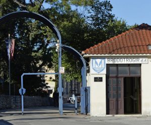 Trogir, 4.09.2020. Prosvjed radnika trogirskog B. T. HULL-a zbog neisplaćene dvije plaće.
foto HINA/ Mario STRMOTIĆ/ ms