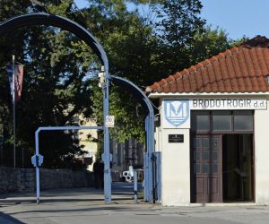 Trogir, 4.09.2020. Prosvjed radnika trogirskog B. T. HULL-a zbog neisplaćene dvije plaće.
foto HINA/ Mario STRMOTIĆ/ ms