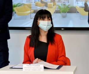 Zadar, 04.09.2020. - Ministrica regionalnog razvoja i fondova EU Nataa Tramiak i ravnatelj Sredinje agencije za financiranje i ugovaranje programa i projekata EU Tomislav Petric potpisali su u Inkubatoru na Novom Bokanjcu ugovor o dodjeli bespovratnih sredstava "Gradnja nove zgrade poduzetnièkog inkubatora" s korisnikom INOVATIVNI ZADAR d.o.o. za poticanje i razvoj poduzetnitva, informacijskih i komunikacijskih tehnologija. Na slici ministrica Nataa Tramiak. 
foto HINA/ ua