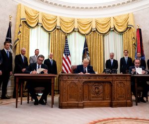 epa08646866 US President Donald J. Trump (C) participates in a signing ceremony and trilateral meeting with the President of the Republic of Serbia, Aleksandar Vučić (L), and the Prime Minister of the Republic of Kosovo, Avdullah Hoti (R), at the White House, in Washington, DC, USA, on 04 September 2020.  EPA/ANNA MONEYMAKER / POOL