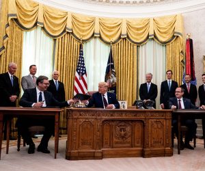 epa08646873 US President Donald J. Trump (C) participates in a signing ceremony and trilateral meeting with the President of the Republic of Serbia, Aleksandar Vucic (L), and the Prime Minister of the Republic of Kosovo, Avdullah Hoti (R), at the White House, in Washington, DC, USA, on 04 September 2020.  EPA/ANNA MONEYMAKER / POOL