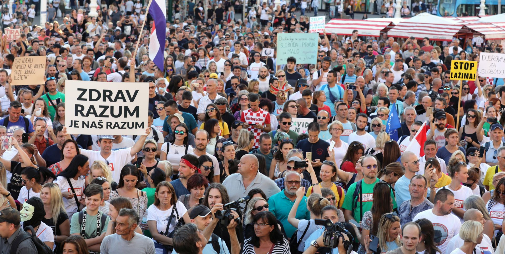 Zagreb, 5.9.2020.- Inicijativa "Prava i slobode“ organizirala je manifestaciju 'Festival slobode'. Festival je nastao kao odgovor na aktualna zbivanja u proteklih nekoliko mjeseci, odnosno od trenutka pojave bolesti COVID-19, tijekom kojih smo, navodi organizator, svjedočili nametanju presedanskih mjera kojima su se građanima ograničila temeljna prava i slobode.
foto HINA/ Dario GRZELJ/ ua