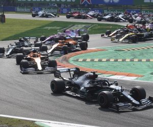epa08650523 British Formula One driver Lewis Hamilton of Mercedes-AMG Petronas leads the pack of cars during the start of the 2020 Formula One Grand Prix of Italy at the Monza race track, Monza, Italy 06 September 2020.  EPA/Matteo Bazzi / Pool