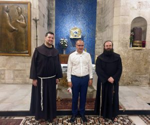 Jeruzalem, 6.9.2020. - Ministar vanjskih i europskih poslova Gordan Grliæ Radman u sklopu slubenog posjeta Dravi Izraelu susreo se s hrvatskim franjevcima. Ministar Radman je posjetio Baziliku Svetoga groba, gdje se nalaze sveta mjesta Kalvarije i Isusova groba. Dobrodolicu ministru Grliæu Radmanu zaelio je gvardijan samostana Svetog groba fra Salvador Rosas Flores i fra Sinia Srebrenoviæ, diskret Kustodije Svete zemlje i prvi sakristan u bazilici te èlan Hrvatske franjevaèke provincije sv. Æirila i Metoda iz Zagreba. 
foto HINA/ Ministarstvo vanjskih i europskih poslova/ ua
