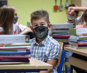 Zagreb, 7.9.2020. - Nova školska godina 2020./2021. u Hrvatskoj počinje u ponedjeljak za nešto manje od 460 tisuća učenika, a nastava će se, ovisno o epidemiološkoj situaciji, provoditi prema tri modela koja je izradilo Ministarstvo znanosti i obrazovanja (MZO).  Na fotografiji učenici Osnovne škole Ljubljanica.
foto HINA/ Admir BULJUBAŠIĆ/ abu