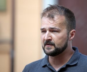 Zagreb, 07.09.2020 - Udruga Dugine obitelji, koja okuplja LGBT parove i pojedince koji imaju djecu ili ele postati roditelji, odrala je konferenciju za medije u povodu prvog uspjenog sluèaja udomiteljstva ivotnih partnera, Mladena Koiæa i Ive egote, o èemu je govorio predsjednik udruge Dugine obitelji Daniel Martinoviæ. Na konferenciji je bilo rijeèi o razvoju sluèaja u zadnjih sedam mjeseci, njihovoj trenutnoj obiteljskoj situaciji te buduæim koracima koje udruga planira poduzeti vezano uz podruèje prava ivotnih partnera u Hrvatskoj da postanu udomitelji ili posvojitelji. Na slici Daniel Martinoviæ.
foto HINA/ Damir SENÈAR/ ds