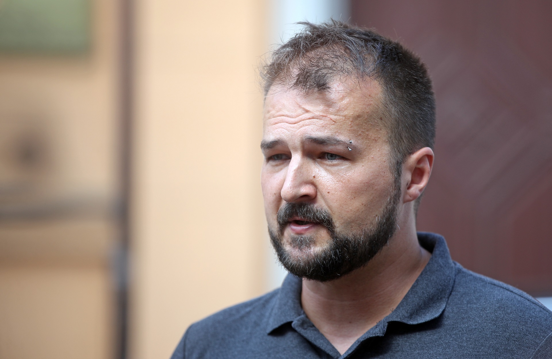 Zagreb, 07.09.2020 - Udruga Dugine obitelji, koja okuplja LGBT parove i pojedince koji imaju djecu ili ele postati roditelji, odrala je konferenciju za medije u povodu prvog uspjenog sluèaja udomiteljstva ivotnih partnera, Mladena Koiæa i Ive egote, o èemu je govorio predsjednik udruge Dugine obitelji Daniel Martinoviæ. Na konferenciji je bilo rijeèi o razvoju sluèaja u zadnjih sedam mjeseci, njihovoj trenutnoj obiteljskoj situaciji te buduæim koracima koje udruga planira poduzeti vezano uz podruèje prava ivotnih partnera u Hrvatskoj da postanu udomitelji ili posvojitelji. Na slici Daniel Martinoviæ.
foto HINA/ Damir SENÈAR/ ds