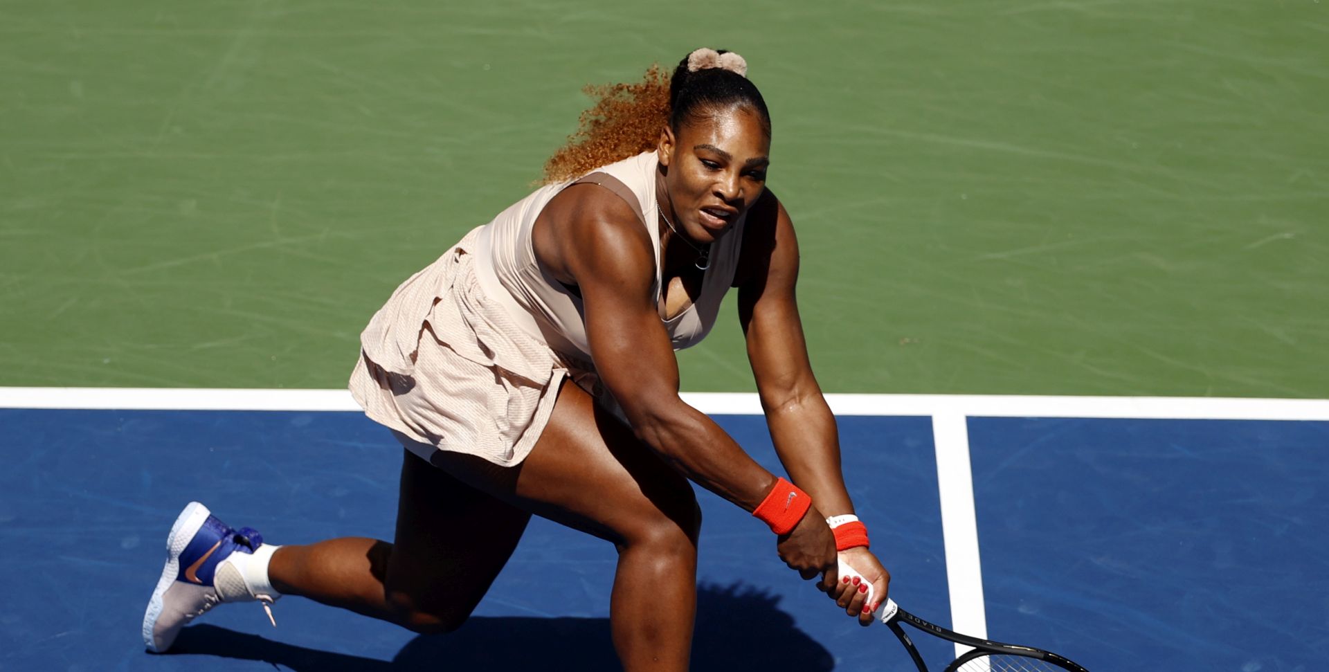 epa08652884 Serena Williams of the US in action against Maria Sakkari of Greece during their match on the eighth day of the US Open Tennis Championships at the USTA National Tennis Center in Flushing Meadows, New York, USA, 07 September 2020. Due to the coronavirus pandemic, the US Open is being played without fans and runs from 31 August through 13 September.  EPA/JASON SZENES