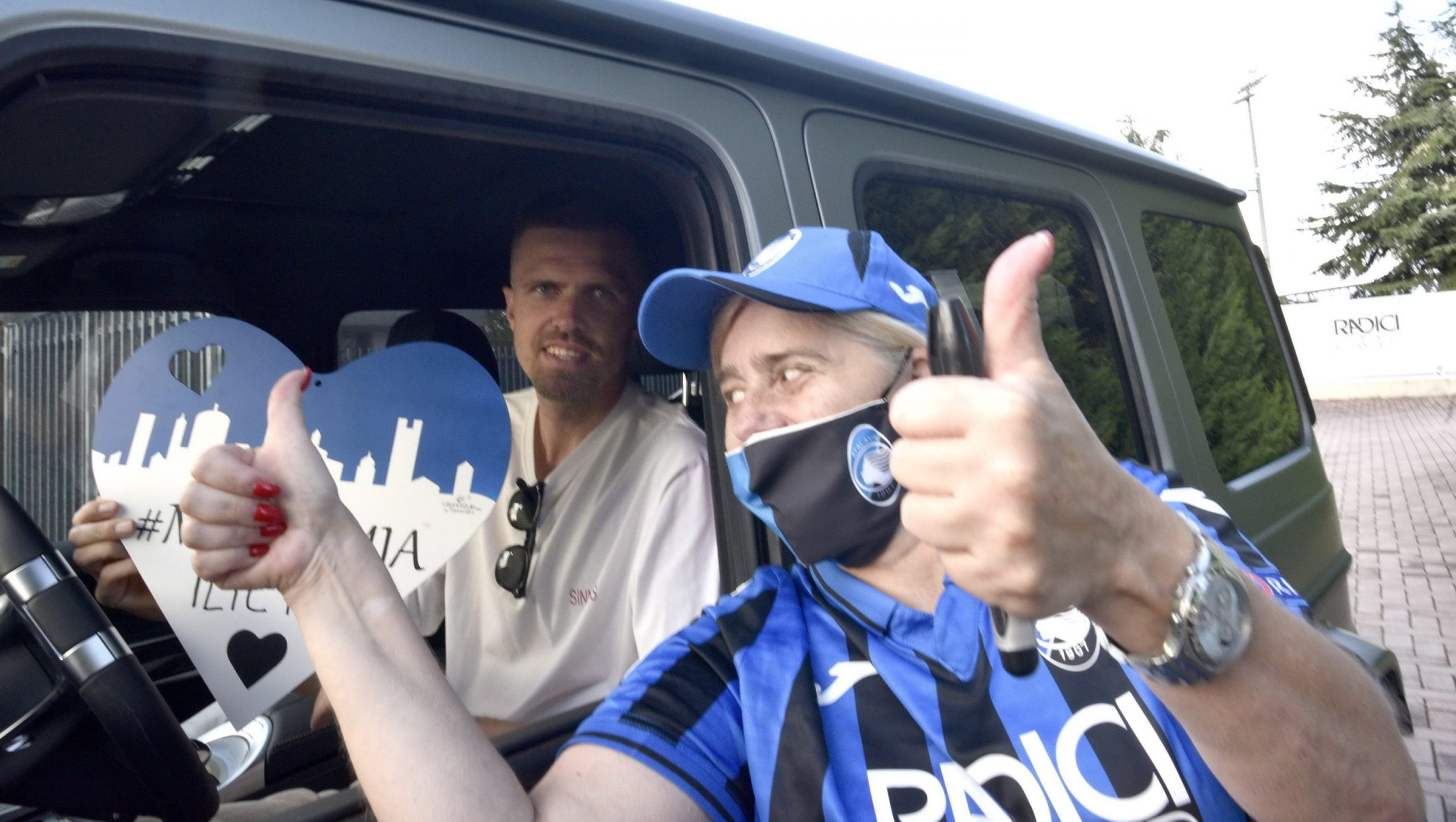 epa08653123 Atalanta's forward Josip Ilicic poses for pictures with fans has he returns at Bortolotti Sport Center in Zingonia, near Bergamo, Italy, 07 September 2020.  EPA/Stefano Cavicchi