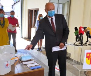 Krapina, 8.9.2020 - Nakon to su na lokalnim portalima pojavila vijest da su uèenici u Krapinsko-zagorskoj upaniji dobili prevelike maske, upan eljko Kolar na konferenciji za novinare u utorak u Krapini rekao je da je dolo do greke u distribuciji maski za neke kole te da je to ispravljeno, a uèenici æe do sutra dobiti manje maske. 
foto HINA/ Sinia KALAJDIJA/ ua